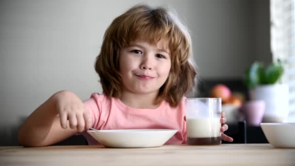 Leuke gezonde kleuter eet noedels. Hij eet thuis gezond biologisch voedsel. Kinderen eten en drinken. Kleine jongen ontbijten in de keuken. — Stockvideo