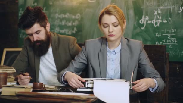 Eski usul antika. Üniversite profesörü ders veriyor, kitap okuyor.. — Stok video