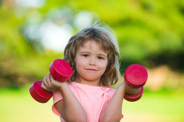 Sportportretkinderen. Fitness kind. Portret van een sportief jongetje met halters in het park. Gym training. Kindersportman, kinderactiviteit. Kinderen sport en fitness. — Stockfoto