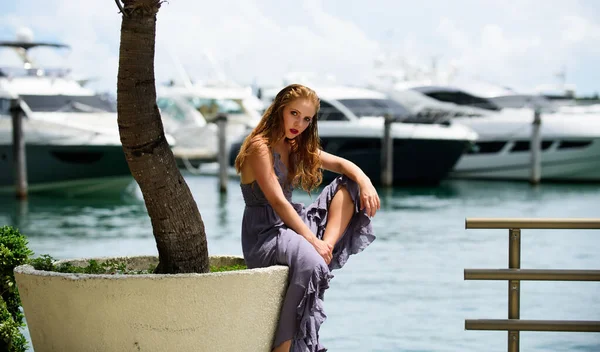 Schöne Frau in modischer Sommerfrühlingskleidung im Freien. Stilvolles Modell für Frauen, die durch die Stadt gehen. Sommertrend, Mode-Outfit. Miami city. — Stockfoto