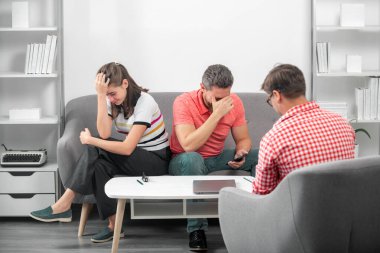 Psikologla aile sorunları tartışması. Aile içi anlaşmazlıklar, evlilik krizi, boşanma. Aile içi anlaşmazlıklar, evlilik krizi.