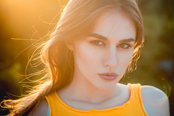 Retrato de uma jovem mulher, close-up rosto de mulher bonita ao ar livre. Luz solar ensolarada macia no dia de outono ensolarado. Modelo feminino alegre. — Fotografia de Stock