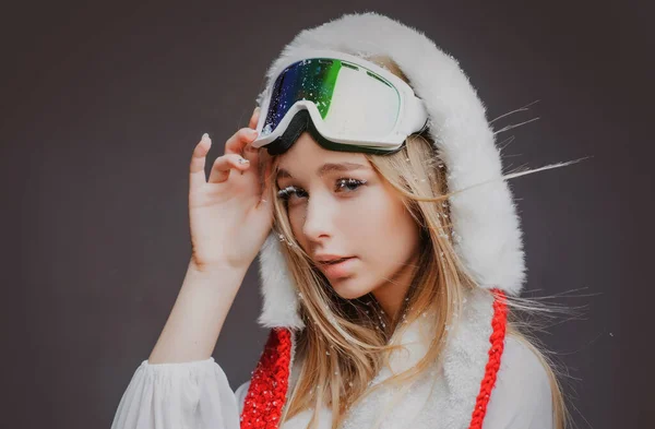 Kış, spor ve kadın konsepti. Kar gözlüklü genç kadın.. — Stok fotoğraf