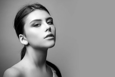 Beyaz bluz giymiş güzel bir kadının portresi. Modaya uygun gençlik tarzı. Genç bir kadın poz veriyor. Tek renkli güzel kadın sağlıklı saçlar ve cilt güzel model portre.