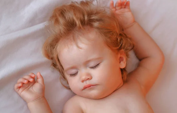 Criança bebê dormindo na cama. Cara de criança sonolenta, sono de criança. Adorável crianças pequenas descansar dormindo desfrutar de um bom sono tranquilo saudável ou cochilo. — Fotografia de Stock