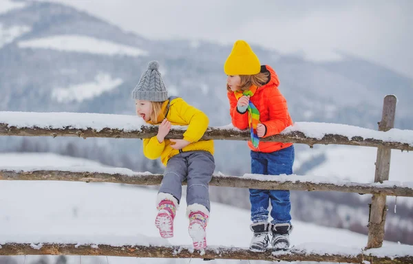 Hiver enfants fille et garçon profiter de l'hiver. Les enfants jouent dehors dans la neige. Amusement extérieur pour les enfants Vacances de Noël. — Photo