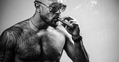 Acımasız sporcu gövdesi. Spor ve zindelik. Güven ve karizma. Dövme adam seksi abs. Atletik vücutlu kaslı maço adam. Vape