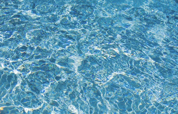 Fondo de agua de la piscina, fondo abstracto de onda azul o textura de agua ondulada. — Foto de Stock