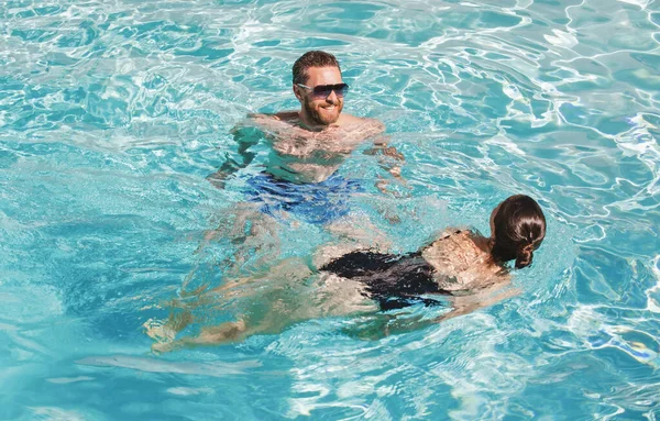 Een paar in het zwembad resort. Zomervakantie. Zomer paar in het zwembad. — Stockfoto