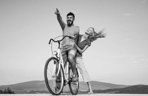 자전거를 타고 사랑에 커플. 아름다운 커플 친구 청소년. 관계. 여름 방학 휴가 기간 동안. 여름 사랑의 구름에. 여름 사랑. — 스톡 사진