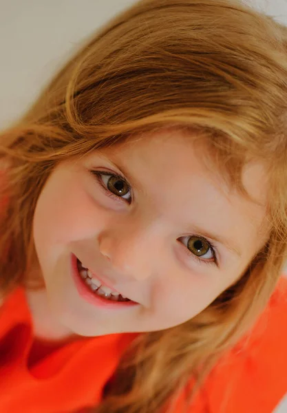 Een close-up portret van een lachend meisje. Gelukkig kinderportret. — Stockfoto