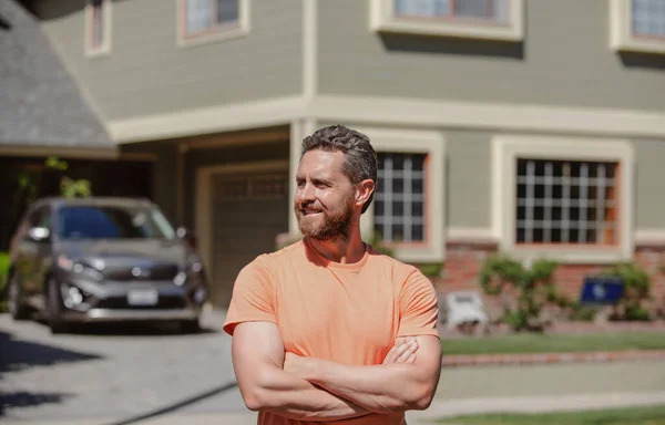 Mann mittleren Alters zufrieden mit dem Lebenserfolg. Immobilienunternehmer wartet auf Besucher. — Stockfoto