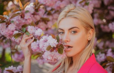 Çiçekli bahar kızlarının yüzünü kapat..