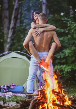 Kamp yapan bir çift. Kırsal kesimde kamp yapan genç bir çift. Doğada romantik bir hafta sonu geçiren sevgili ve kız arkadaş. Kamp ateşi yakınında kaygısız bir çift, özgürlük kavramı. Şöminenin yanında sevimli bir çift..