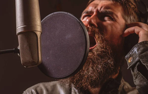 Śpiewak karaoke. Wyraźne zbliżenie twarzy. Człowiek śpiewa z mikrofonem. — Zdjęcie stockowe