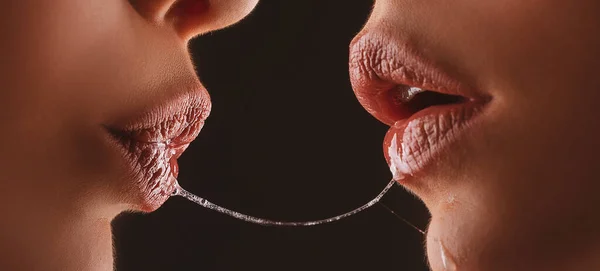 Szexi lány csók. Leszbikus ajkak nyállal. Női száj. Romantikus lányok szeretik. Erotikus vágy. — Stock Fotó