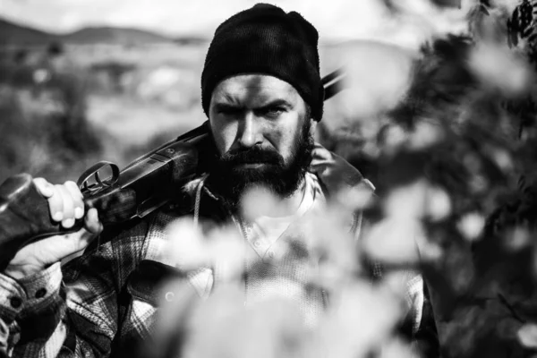 Hunter en la temporada de caza de otoño. Calibres de rifles de caza. Hombre sosteniendo escopeta. Caza en bosque de primavera . — Foto de Stock
