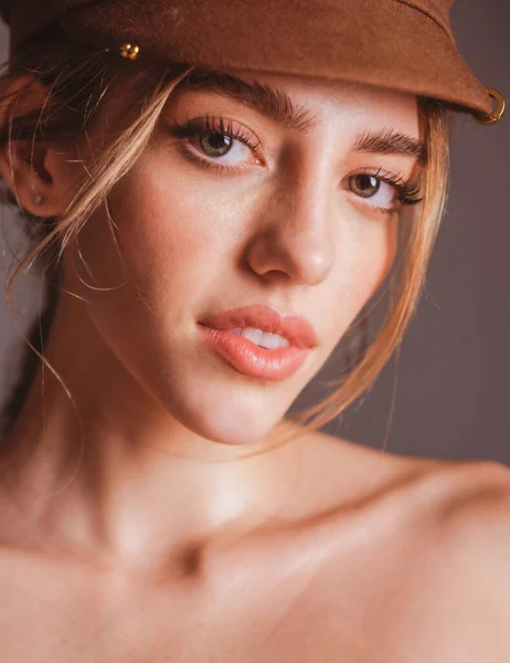 Vrouwengezicht. Portret van sensueel jong vrouwelijk model. — Stockfoto