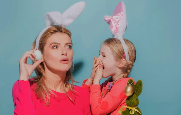 Madre e hija celebrando la Pascua. Niño y mamá en orejas de conejo riendo, sonriendo y divirtiéndose. —  Fotos de Stock