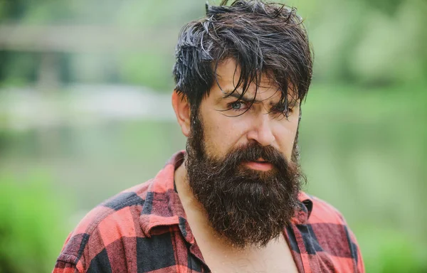 Un hombre atractivo y seguro con cara seria. Retrato de hombre guapo cara al aire libre. Confiado hombre de la moda hipster. —  Fotos de Stock