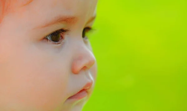Bebé cabeça de perto. Crianças macro-cortado rosto, menino retrato. — Fotografia de Stock