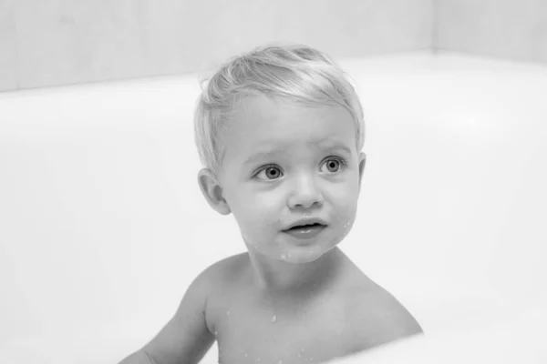Un piccolo bambino che si lava con le bolle. Felice bambino bambino che fa il bagno giocando con la madre e la schiuma . — Foto Stock
