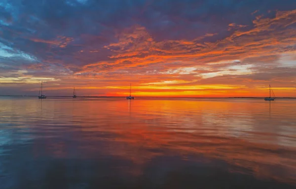 Alba sul mare e bellissimo paesaggio nuvoloso. Colorato tramonto spiaggia oceano. — Foto Stock