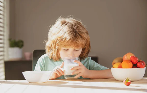 Niño bebiendo leche. Niño comiendo alimentos saludables. — Foto de Stock