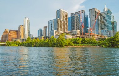 İnanılmaz dramatik Austin Texas Günbatımı Ayna Şehri Yansıması Colorado Nehri 'ne yansıyan renkli bulut.