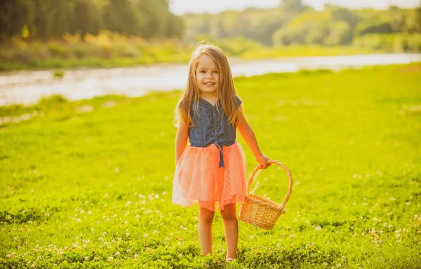 Fille en promenade d'été. Printemps enfant extérieur. — Photo