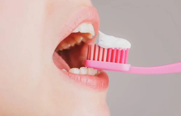Cepillo de dientes de dentista de cepillado dental, salud dental. — Foto de Stock