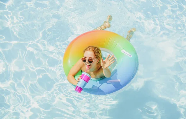 Resort piscine. J'aime les vacances. Femme en maillot de bain sur cercle gonflable dans la piscine. — Photo