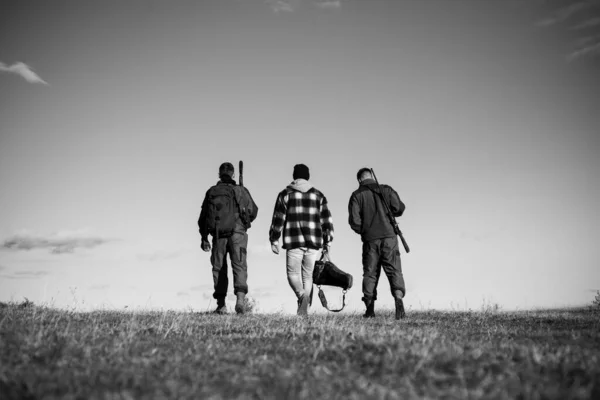 Jacht uitrusting te koop. Hunter met jachtgeweer pistool op jacht. Jacht vistuig en jacht kleding. — Stockfoto