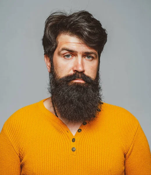 Barbershop man beard and moustache. Handsome bearded male guy on grey background looking at camera. — Fotografia de Stock