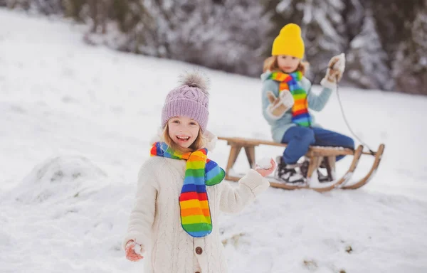 Menina desfrutando de bola de neve jogar ao ar livre. Crianças trenó nas montanhas dos Alpes no inverno. Diversão ao ar livre para férias de Natal de família. — Fotografia de Stock