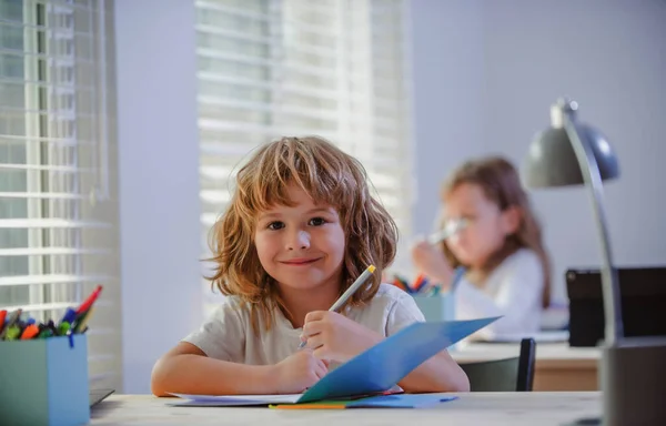 Glad skolpojke i klassrummet. Utbildning och lärande. — Stockfoto