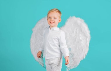 Aşık masum bir meleğin portresi. Güzel küçük melek çocuk..