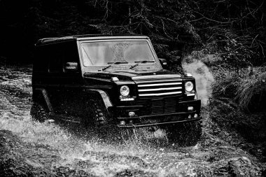 Off-road yarış çamur ve su sıçrama. Dağ yolunda yol yolculuğunda. Çamur üzerinde takip. 4x4 O Offroad araba. Safari. Safari SUV. En iyi off-road araçları.