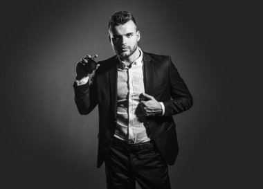 Şık erkek parfüm için. Erkeksi bir parfüm. Koku. Erkek Parfüm ve parfümeri, kozmetik. Parfümeri şişe tutan adam. Parfüm kavramı mans.