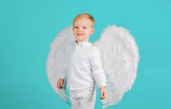 Retrato de anjo inocente olhando no amor. Menino anjo lindo. — Fotografia de Stock