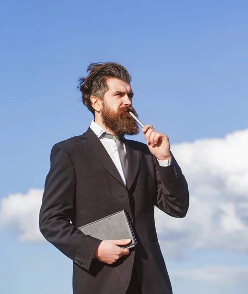 L'uomo d'affari sta pensando a qualcosa con la matita. Sogni d'affari. Uomo d'affari in completo. — Foto Stock