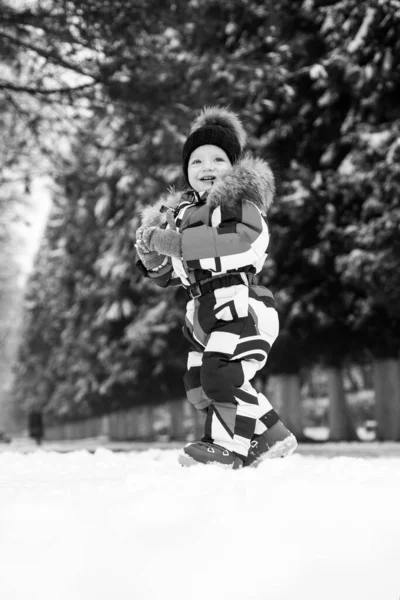 Joli garçon en hiver. Concept vacances d'hiver. Chute de neige. Joyeux enfant d'hiver . — Photo