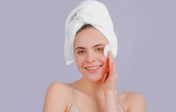 Retrato de cara de belleza. Terapia de spa, hermosa mujer en toalla cuida la piel. —  Fotos de Stock