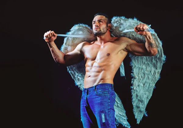 Sexy engel cupido man met naakt gespierd lichaam voor Valentijnsdag. Sexy mannelijke engel met engelen vleugels. Cupido, amour, cupido. 14 februari. Op zwart geisoleerd. Valentijnsdag. — Stockfoto