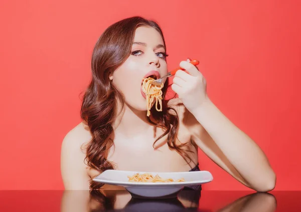 Mat från Italien. Italiensk lokal mat. Flicka äter pasta. Äta spagetti med gaffel. — Stockfoto