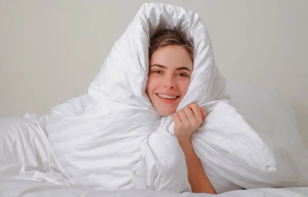 Mujer tumbada en la cama se despertó después de dormir en la mañana, disfrutar de un nuevo día, concepto de sueño suficiente. —  Fotos de Stock