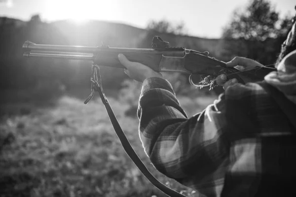 Chasseur avec fusil de chasse en chasse. Braconnier de chasse illégal dans la forêt. Fusils de chasse américains. Chasse sans frontières . — Photo