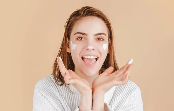 Beauty woman with clean healthy skin, natural make up, spa concept. Beautiful girl applying moisturizer cream on her pretty face. — Stock Photo, Image