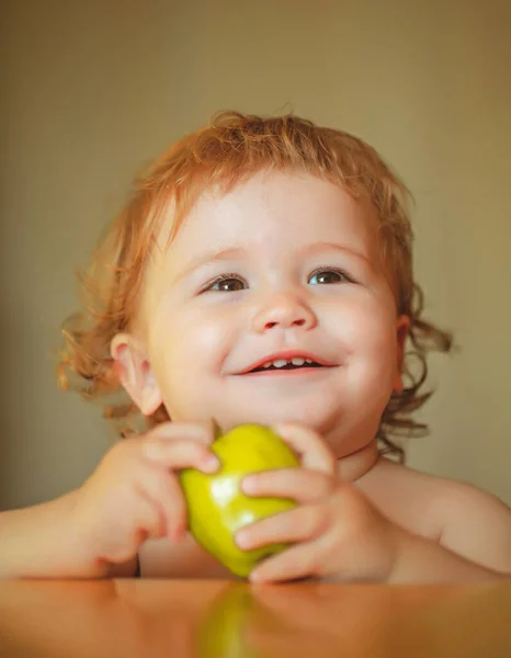 Retrato de criança branca bonito com maçã. Criança com fruta fresca. — Fotografia de Stock