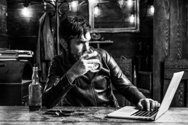 Berber dükkanı, tıraş. Macho laptopuyla içiyor. Düşünüyorum. Yeni fikirleri göz önünde bulundurarak.